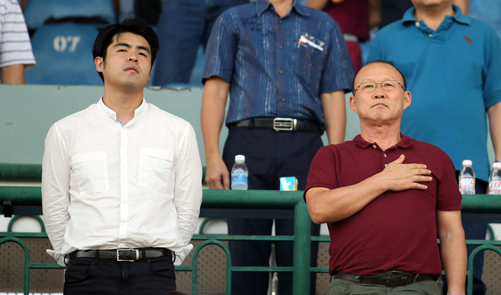 Người đại diện Lee Dong Jun (trái) và HLV Park Hang Seo khi còn dẫn dắt đội tuyển Việt Nam - Ảnh: N.K.