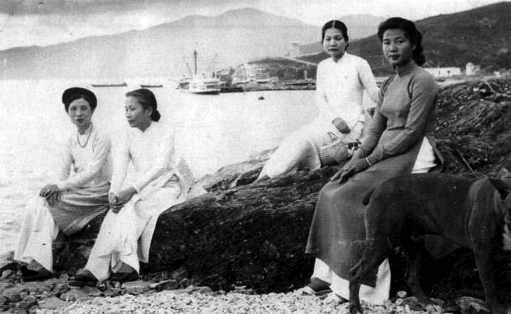 Vợ vua Khải Định là bà Tiệp Dư (thứ 2 từ trái) và bà Tân Điềm (thứ 3) chụp cùng thứ phi Mộng Điệp (phải) của vua Bảo Đại tại Nha Trang năm 1951 - Ảnh tư liệu