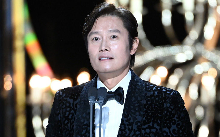 Lee Byung Hun nhận giải Nam diễn viên chính xuất sắc nhất tại Rồng Xanh 2023