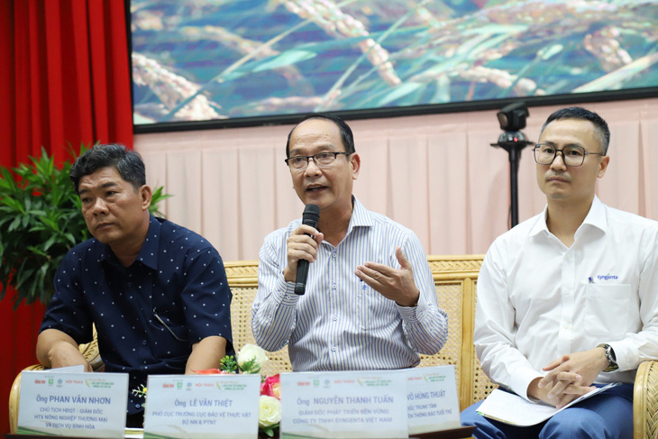 Phó Cục trưởng Cục Bảo vệ thực vật Lê Văn Thiệt (giữa) phát biểu tại hội thảo - Ảnh: CHÍ QUỐC