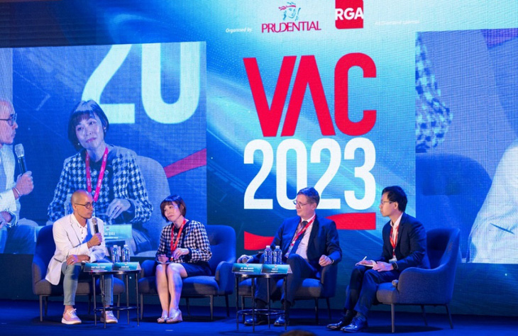 Ông Trần Thanh Phong - phó tổng giám đốc Prudential Việt Nam (ngoài cùng bên trái) - cùng đại diện đến từ các công ty tái bảo hiểm.