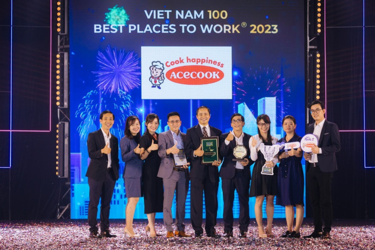 Ông Phạm Văn Nam - Giám đốc Khối Hành Chính Nhân Sự của Acecook Việt Nam - nhận giải