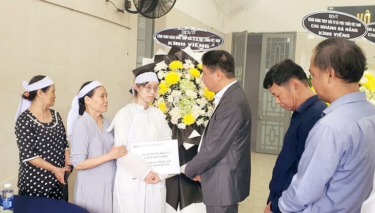 Ông Trần Phương, đại diện lãnh đạo BIDV, động viên và trao hỗ trợ cho gia đình nạn nhân Trần Minh Thành - Ảnh: BIDV