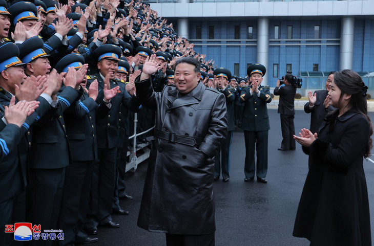 Lãnh đạo Triều Tiên Kim Jong Un và ái nữ Kim Ju Ae đến thăm Cơ quan Công nghệ hàng không vũ trụ Triều Tiên (NATA) - Ảnh: KCNA