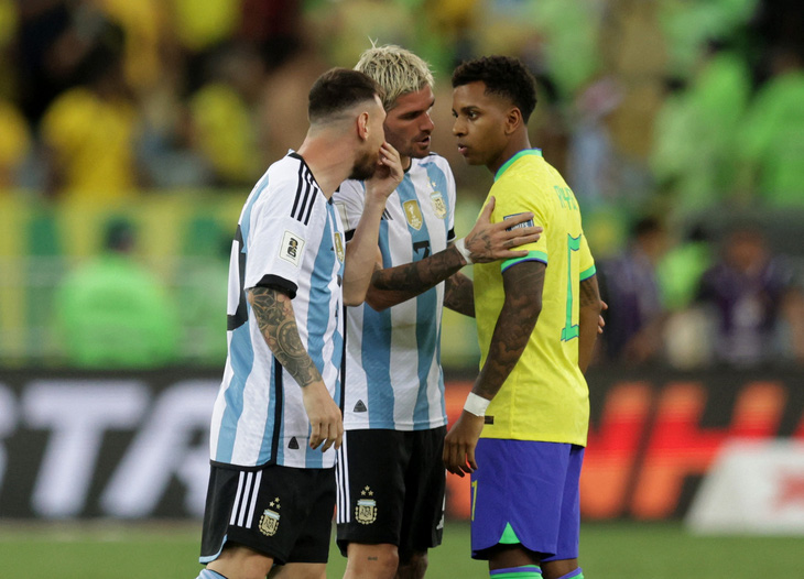 Rodrygo tranh cãi với Messi trong trận đấu giữa Brazil và Argentina - Ảnh: REUTERS