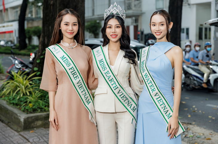 Miss Earth Vietnam 2023 - Đỗ Thị Lan Anh, Miss Water Vietnam 2023 - Hoàng Thị Yến Nhi, Miss Fire Vietnam 2023 - Hoàng Thị Kim Chi đồng hành cùng lễ ký kết.