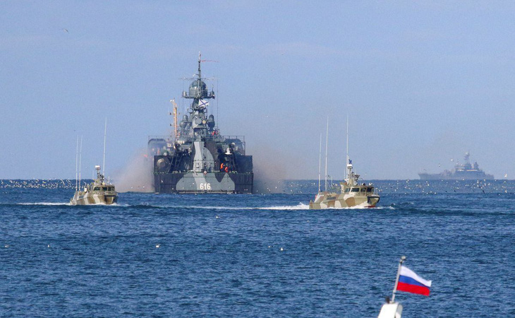 Tàu chiến của Nga ở khu vực cảng Sevastopol, bán đảo Crimea - Ảnh: REUTERS