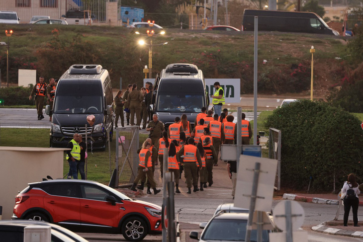 Lực lượng an ninh Israel đứng cạnh những chiếc xe buýt tại Trung tâm y tế Schneider ở Tel Aviv vào ngày 24-11, trong bối cảnh chuẩn bị cho diễn biến Hamas thả các con tin ở Gaza - Ảnh: AFP