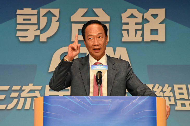 Nhà sáng lập Foxconn, tỉ phú Terry Gou, trong cuộc họp báo công bố tham gia cuộc đua giành ghế lãnh đạo Đài Loan ngày 28-8 - Ảnh: AFP