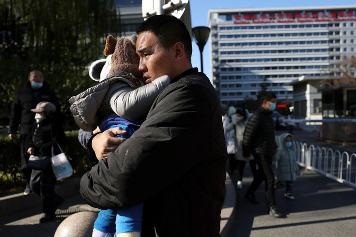Trẻ em đi khám ở bệnh viện nhi tại Bắc Kinh, Trung Quốc, ngày 24-11 - Ảnh: REUTERS