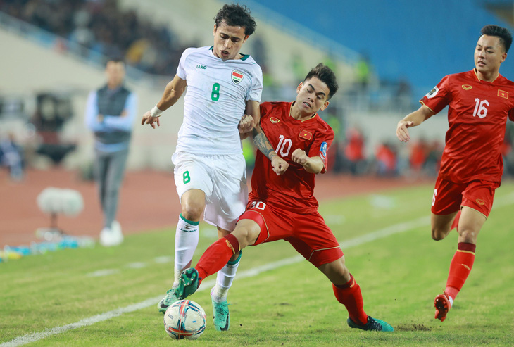 Một pha tranh bóng của Khuất Văn Khang với cầu thủ Iraq - Ảnh: NGUYỄN KHÁNH