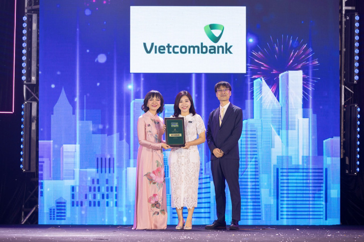 Đại diện Vietcombank nhận giải thưởng từ ban tổ chức - Ảnh: VCB