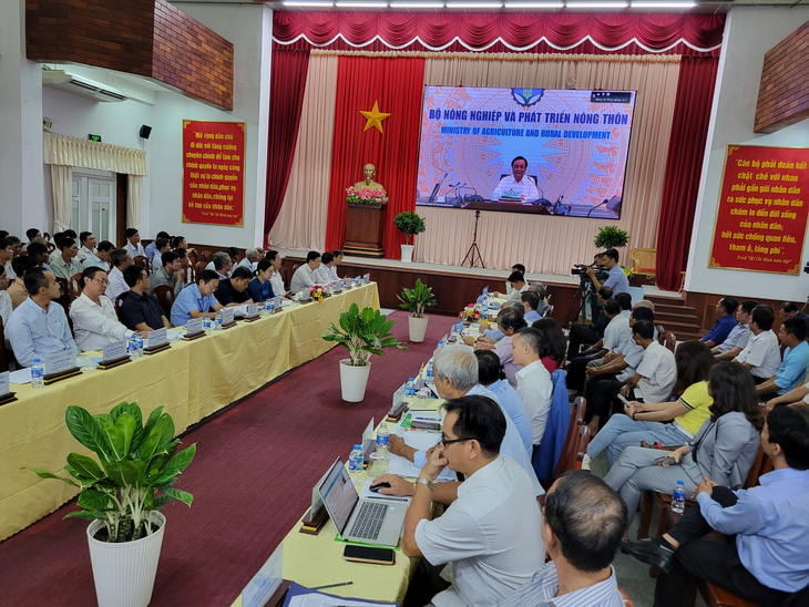Bộ trưởng NN-PTNT Lê Minh Hoan phát biểu trực tuyến từ điểm cầu Bộ Nông nghiệp và Phát triển nông thôn - Ảnh: CHÍ QUỐC