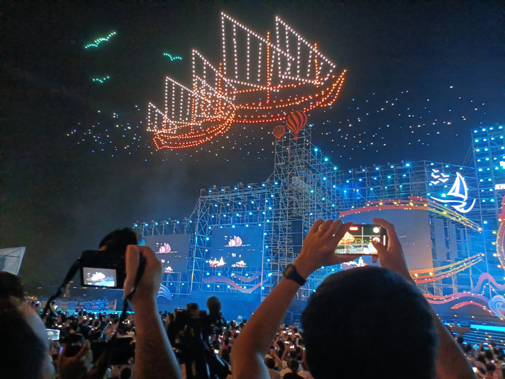 Lễ hội Vịnh ánh sáng quốc tế Nha Trang là sự kiện lớn trong dịp hè 2024. Trong ảnh là các drone light thắp sáng bầu trời Nha Trang đêm khai mạc Festival biển 2023 - Ảnh: MINH CHIẾN