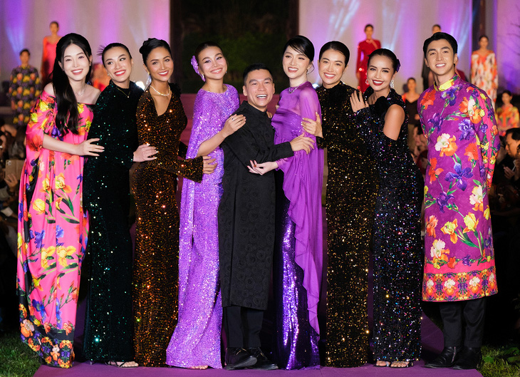 Dàn hoa hậu, á hậu cùng diễn viên Bình An mừng nhà mốt 8X có đêm diễn thành công ở Yên Tử, Quảng Ninh.