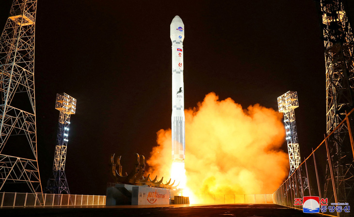 Một tên lửa mang theo vệ tinh do thám Malligyong-1 được phóng tại một địa điểm được cho là tỉnh Bắc Kyungsang, Triều Tiên, ngày 21-11 - Ảnh: KCNA