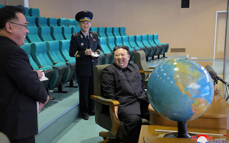 Nhà lãnh đạo Triều Tiên xem hình vệ tinh 
