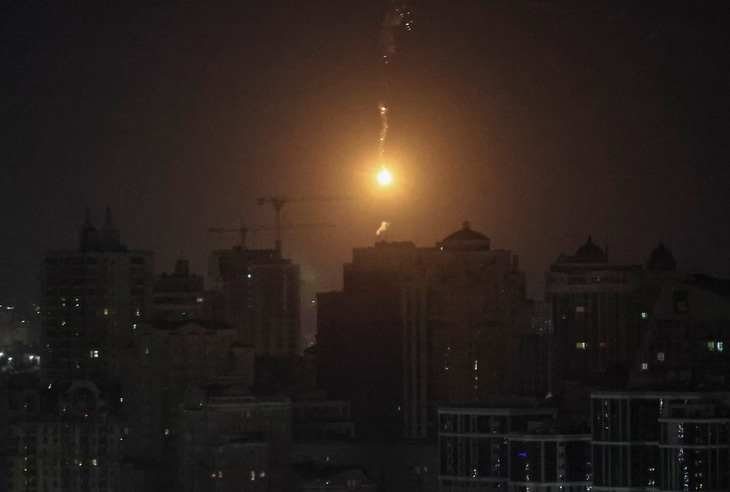 Một máy bay không người lái nổ tung trên bầu trời thành phố Kiev vào ngày 25-11 - Ảnh: REUTERS