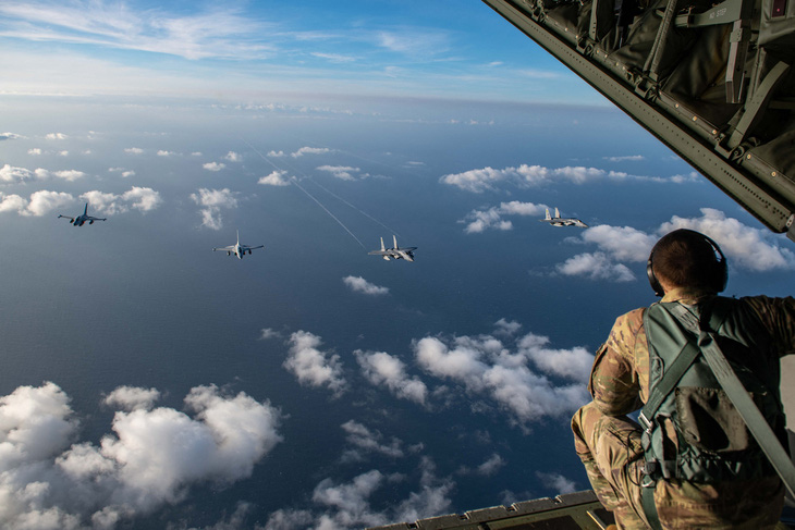 Hình ảnh từ cuộc tập trận chung giữa Philippines và Mỹ ở Biển Đông ngày 23-11 - Ảnh: AFP