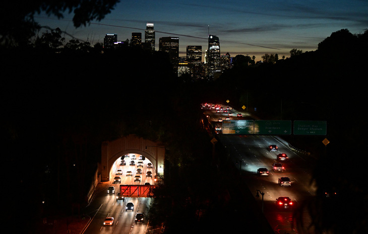 Dòng xe cộ đi vào và ra khu trung tâm thành phố Los Angeles (Mỹ) trong ảnh chụp ngày 22-11, khi hàng triệu người Mỹ trở về nhà để đoàn viên cùng gia đình nhân dịp Lễ tạ ơn - Ảnh: AFP