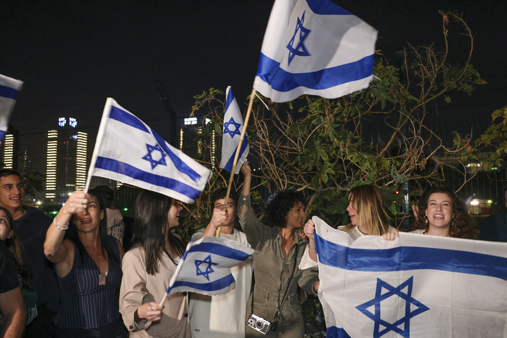 Nhiều người tụ tập tại Trung tâm Y tế Schneider ở Tel Aviv ngày 24-11 - Ảnh: AFP