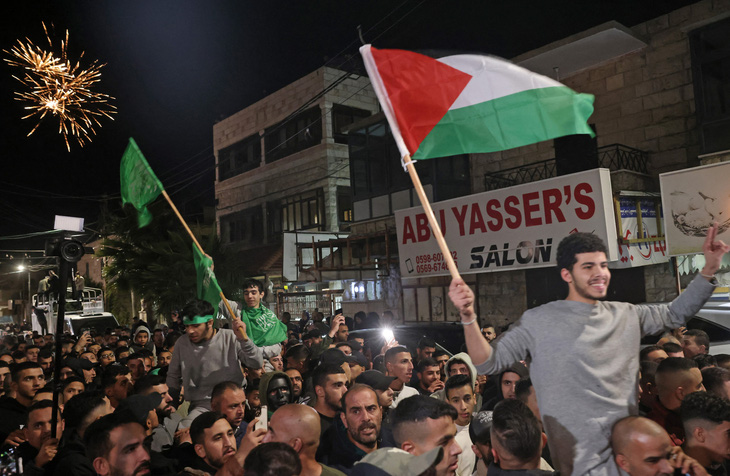 Dòng người đổ ra đường ở Bờ Tây để đón các con tin Palestine được thả - Ảnh: AFP