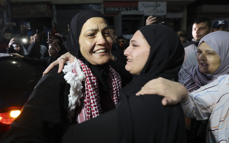 Các con tin Palestine đoàn tụ với người thân ở Bờ Tây tối 24-11 - Ảnh: AFP