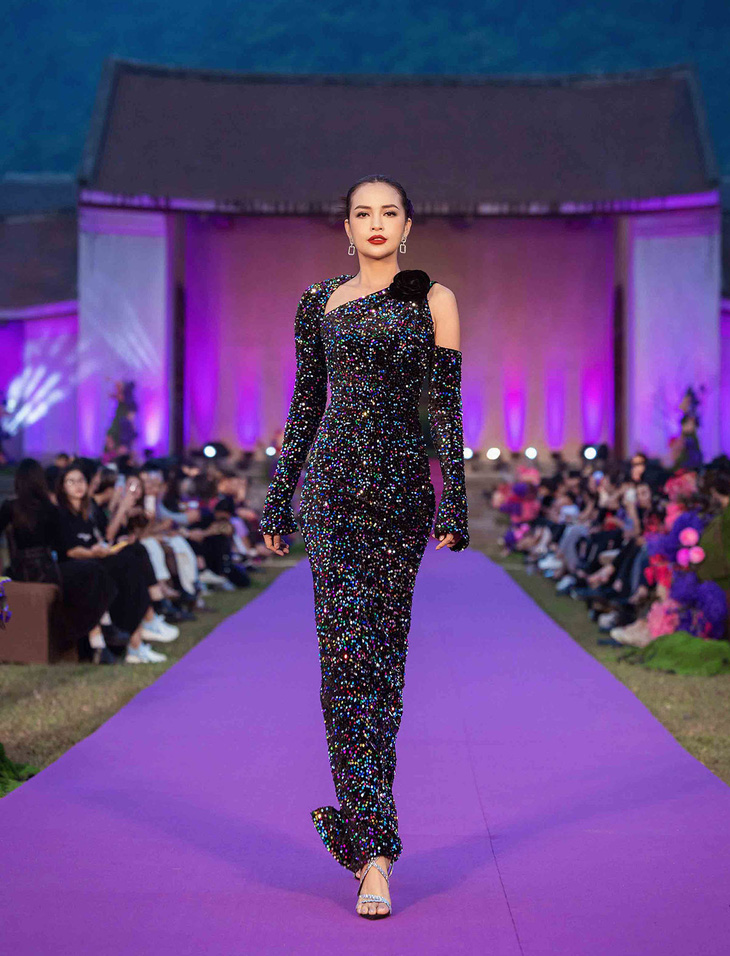 Hoa hậu Hoàn vũ Việt Nam 2022 Ngọc Châu cuốn hút với thiết kế lấp lánh bó sát, tôn vóc dáng mảnh mai.