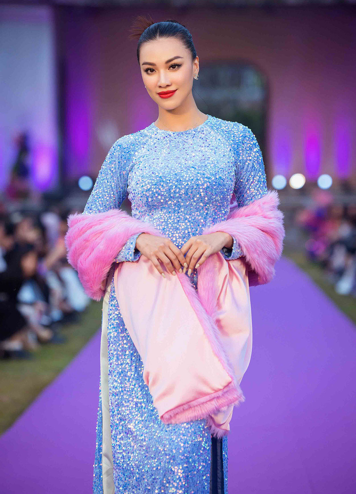 Á hậu Kim Duyên đằm thắm trong áo dài màu xanh, được khen thể hiện đúng những gì nhà thiết kế mong muốn.