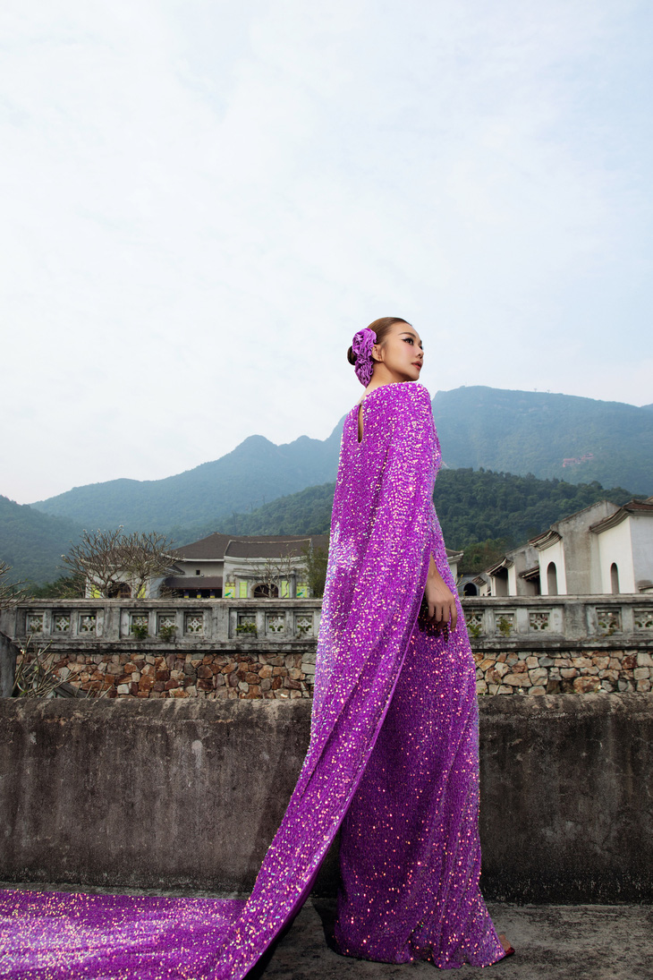Nhà thiết kế Adrian Anh Tuấn tiết lộ, anh đã lấy cảm hứng từ nét duyên ngầm của người phụ nữ Việt Nam, nhẹ nhàng, tinh tế nhưng vẫn mạnh mẽ và quyến rũ, để thiết kế nên bộ trang phục này.
