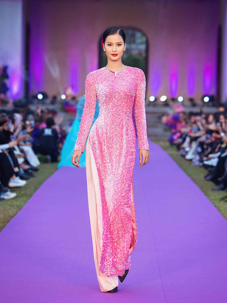 Á hậu Hương Ly dịu dàng trong thiết kế áo dài gam hồng ôm khít cơ thể.