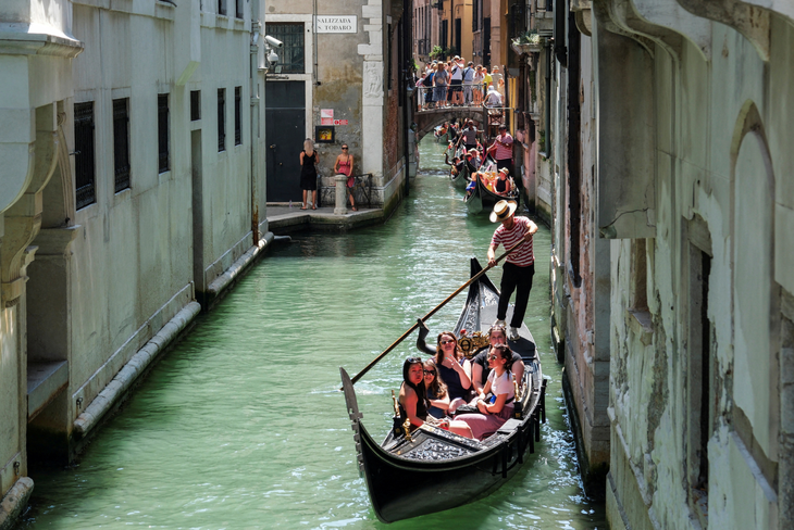 Du khách tham quan Venice vào ngày 15-7-2023 - Ảnh: REUTERS
