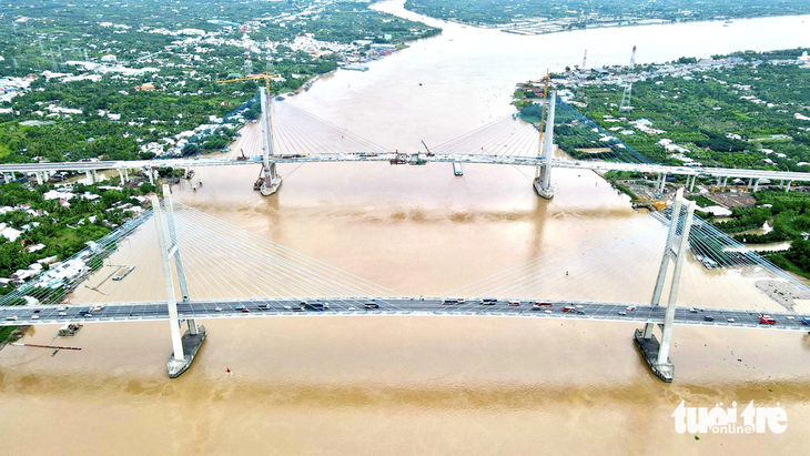 Cầu Mỹ Thuận 2 hợp long nhịp chính vào tháng 10-2023, sau hơn 3 năm khởi công, được Thủ tướng yêu cầu hoàn thành trong năm nay - Ảnh: MẬU TRƯỜNG