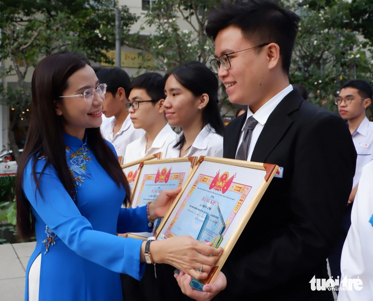 Bí thư Trung ương Đoàn Nguyễn Phạm Duy Trang trao khen thưởng cho &quot;Học sinh 3 rèn luyện&quot; - Ảnh: K.ANH