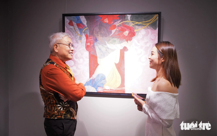 Nhà nghiên cứu mỹ thuật Ngô Kim Khôi chia sẻ cùng họa sĩ Hương Giang Hoàng tại triển lãm - Ảnh: H.VY