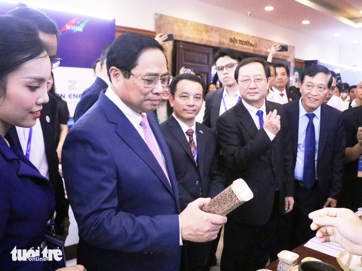 Thủ tướng Phạm Minh Chính tham quan khu triển lãm của TECHFEST - WHISE 2023 - Ảnh: TRỌNG NHÂN