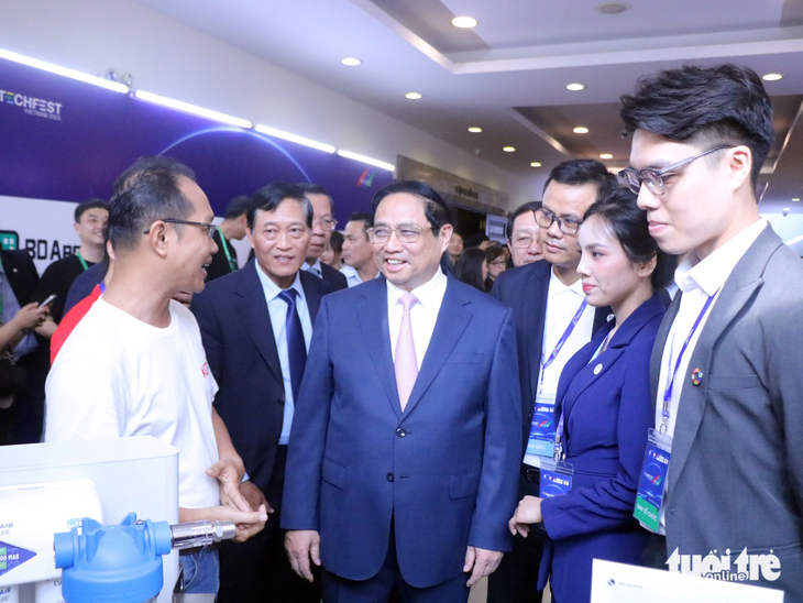Thủ tướng Phạm Minh Chính đến thăm một dự án khởi nghiệp đổi mới sáng tạo được trưng bày tại TECHFEST - WHISE 2023 - Ảnh: TRỌNG NHÂN