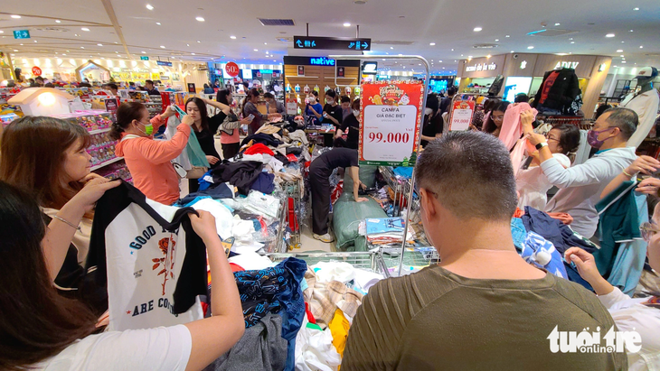 Khách mua sắm đông đúc hàng đồng giá tại một trung tâm thương mại dịp Black Friday - Ảnh: NHẬT XUÂN