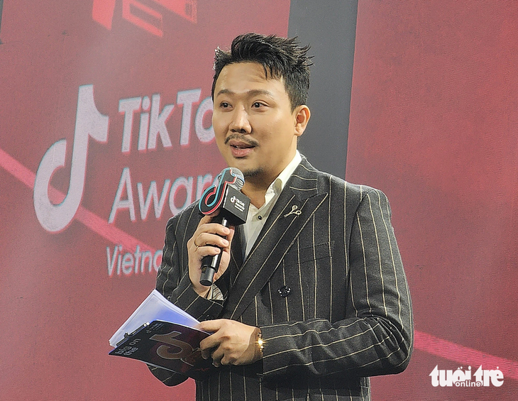 Trấn Thành đã lâu mới trở lại làm MC một lễ trao giải, tối 25-11 tại lễ trao giải TikTok Awards Vietnam 2023 - Ảnh: MI LY