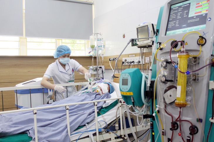 Bệnh nhân 20 tuổi nhập viện nguy kịch do ngộ độc thuốc lá điện tử chứa ma túy tổng hợp tại Bệnh viện Bạch Mai (Hà Nội) - Ảnh: DƯƠNG LIỄU