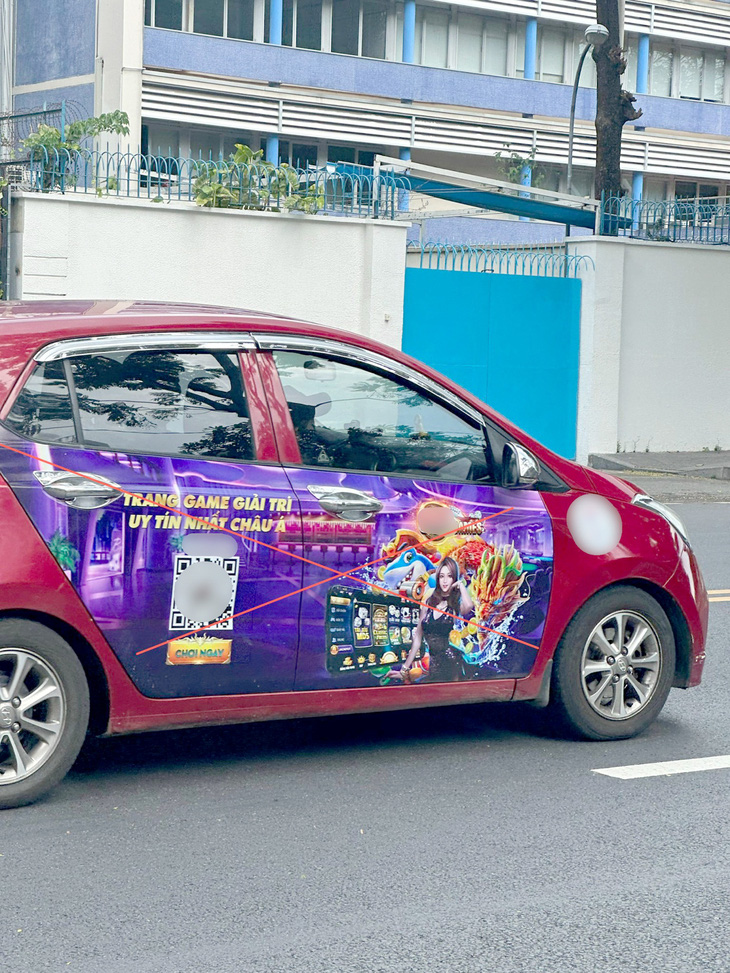 Quảng cáo trang game cá cược dán trên ô tô đang chạy trên đường Lê Duẩn (quận 1, TP.HCM)