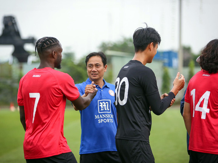 HLV tạm quyền Phùng Thanh Phương bắt tay các cầu thủ CLB TP.HCM trong buổi tập chiều 24-11 - Ảnh: CAO TOÀN