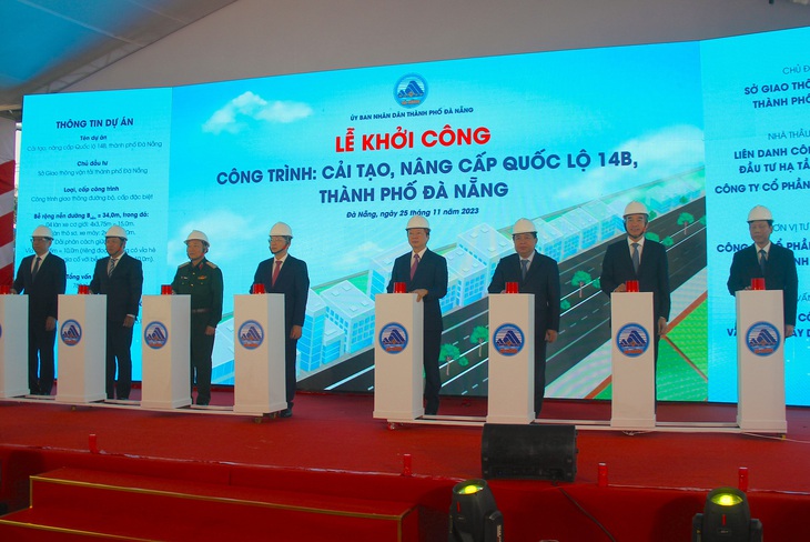 Phó thủ tướng Trần Hồng Hà cũng lãnh đạo Đà Nẵng, các bộ ban ngành ấn nút khởi công dự án cải tạo, nâng cấp quốc lộ 14B sáng 25-11 - Ảnh: TRƯỜNG TRUNG