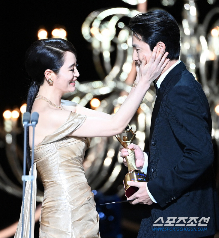 Kim Hyo Soo được trao cúp Biểu tượng Rồng Xanh sau 30 năm gắn bó với vai trò dẫn dắt lễ trao giải. Nữ diễn viên được người bạn thân thiết Jung Woo Sung (phải) trao cúp