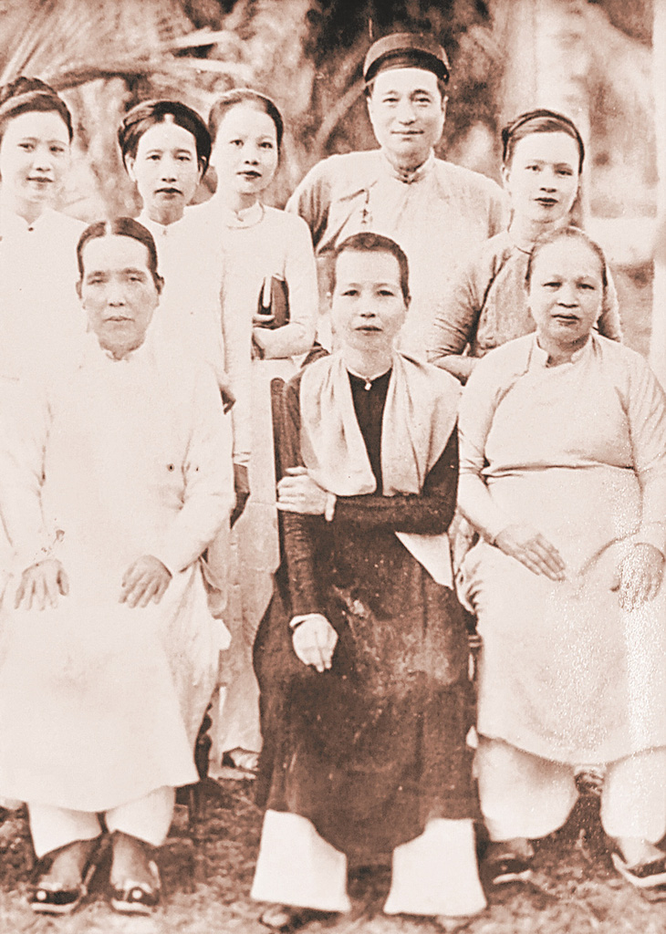 Sư bà Giác Huệ - Trương Như Thị Tịnh (ngồi giữa) cùng bà con thân tộc - Ảnh tư liệu