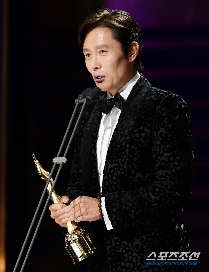 Lee Byung Hun chia sẻ khi nhận giải Ảnh đế tại Rồng Xanh lần thứ 44