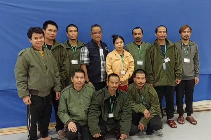 Quan chức Thái Lan chụp hình cùng 10 con tin Thái Lan vừa được Hamas thả hôm 24-11 - Ảnh: BANGKOK POST