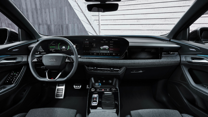 Nội thất Q6 e-tron có 3 màn hình lớn hiện đại - Ảnh: Audi