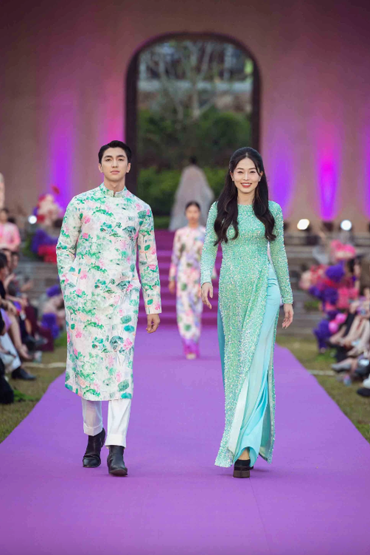 Vợ chồng Bình An - Phương Nga ton sur ton với trang phục áo dài truyền thống gam xanh chủ đạo.