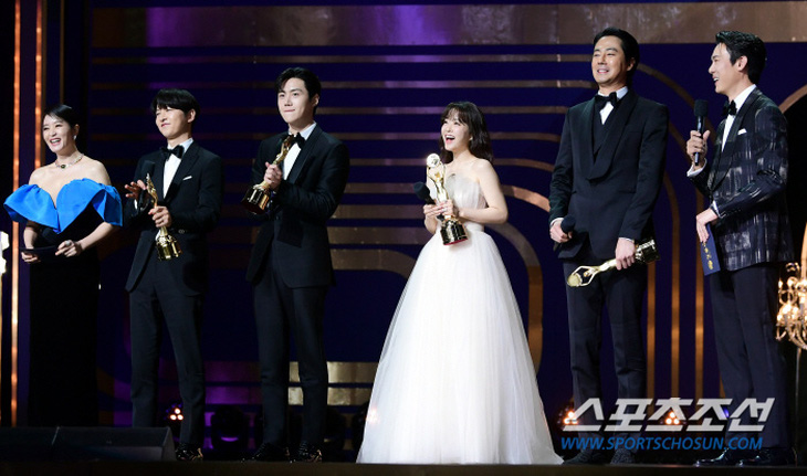 Jo In Sung, Song Joong Ki, Kim Seon Ho và Park Bo Young nhận giải được yêu thích nhất